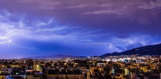 Kαιρός: Πού προβλέπονται ισχυρές βροχές και καταιγίδες σήμερα – Πάνω από 31.000 κεραυνοί έπεσαν χθες