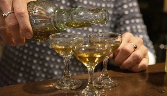 Ζαγόρι: Μια Ολλανδή φτιάχνει λικέρ από καρύδι, σαφράν και κέδρο