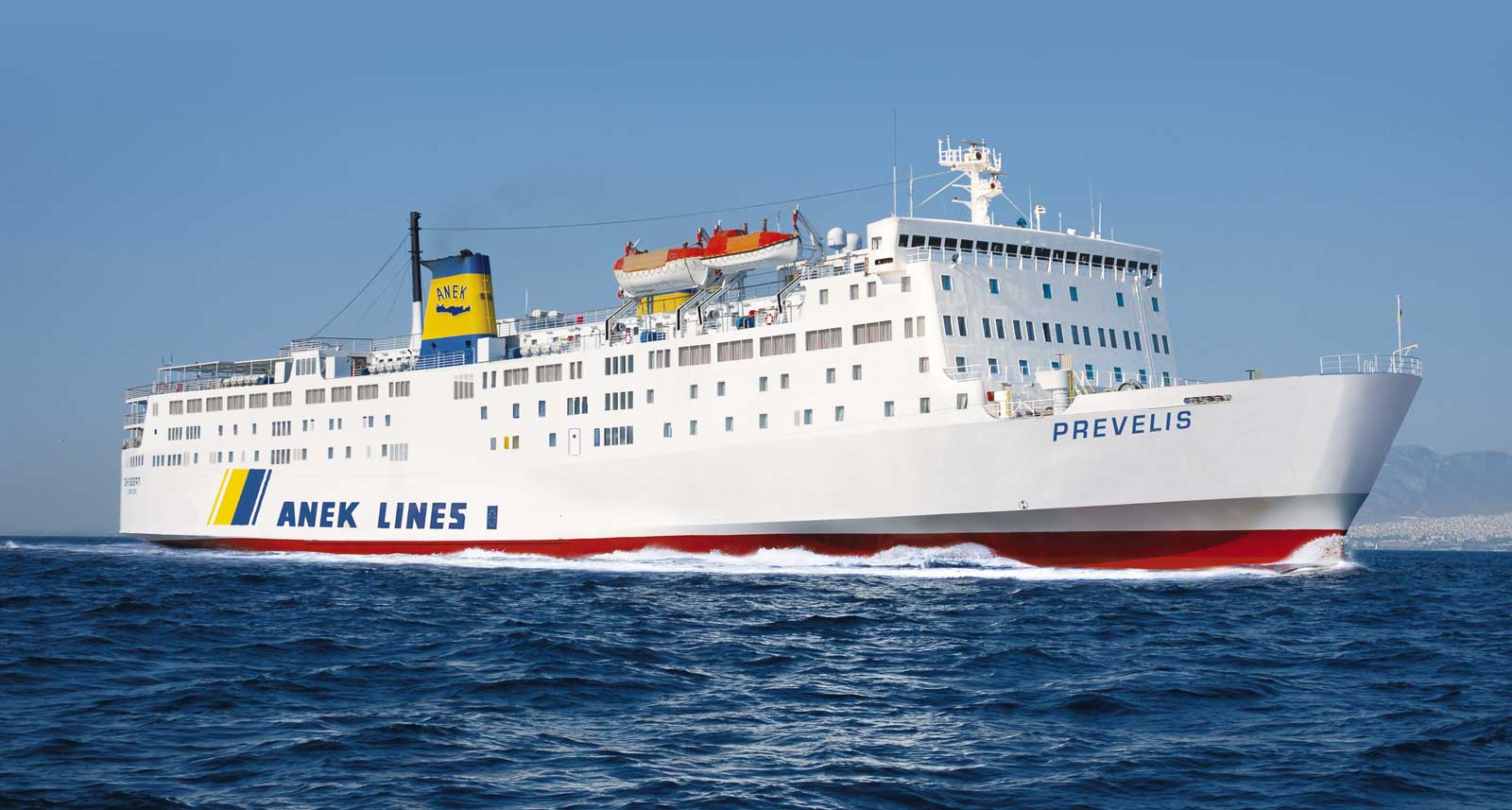 Στο λιμάνι της Θήρας προσέκρουσε το «Πρέβελης»