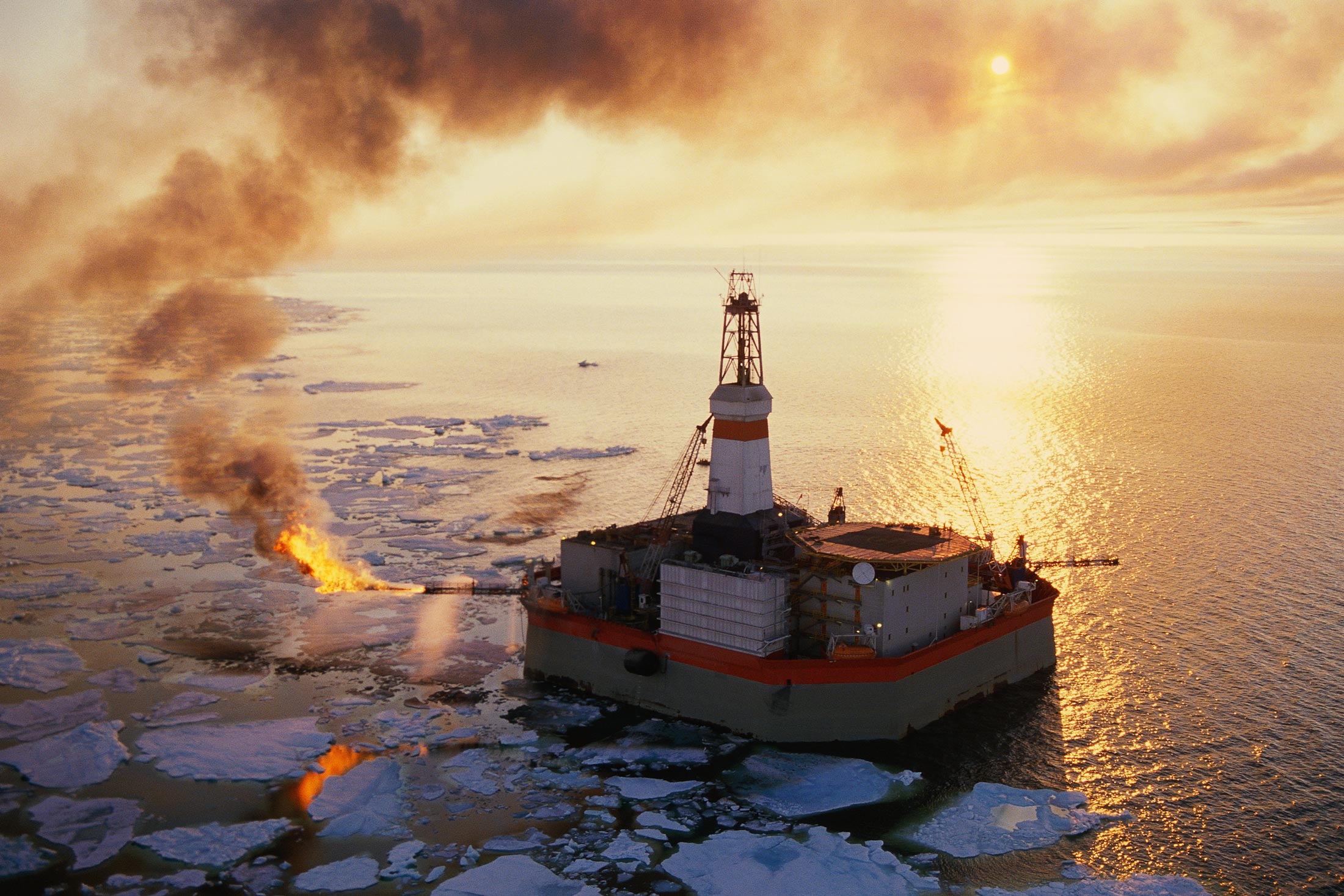 Экологические проблемы северного ледовитого океана. Баренцево море нефтедобыча. Нефть в Баренцевом море. Баренцево море загрязнение нефтью. Разлив нефти в Северном Ледовитом океане.