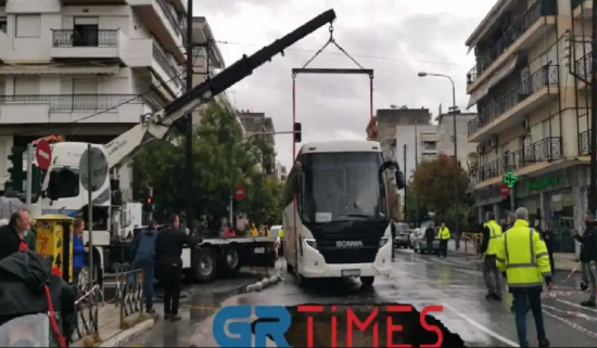 Θεσσαλονίκη: Άνοιξε τρύπα στο δρόμο και “κατάπιε” λεωφορείο (pics+vid)