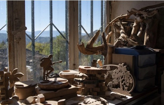 Ζαγόρι: Αυτός είναι ο κιθαρίστας που φτιάχνει ξύλινα γλυπτά