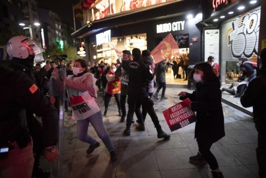 Διαδηλώσεις στην Τουρκία κατά του Ερντογάν – Πρωτοφανής υποτίμηση της λίρας
