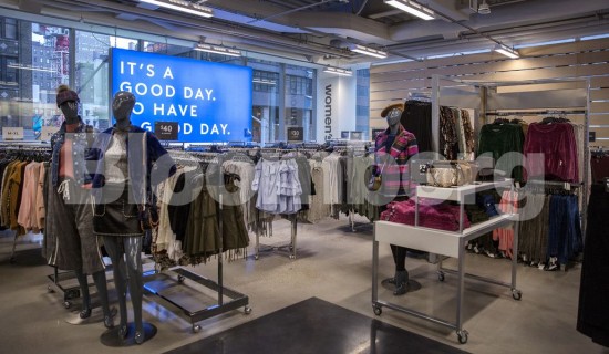 H&M: Τζιν μπουφάν… μιμείται την αγκαλιά – Έρχονται τα «έξυπνα» ρούχα