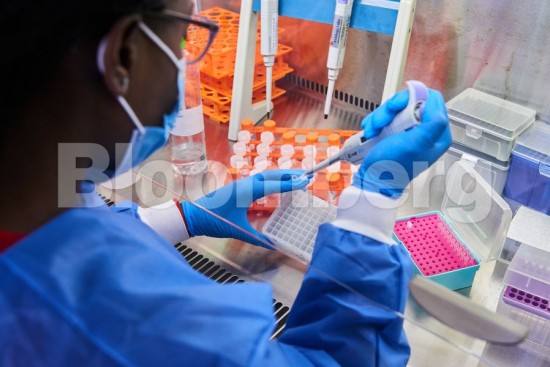 Bloomberg: 6 ερωτήσεις και απαντήσεις για τη νέα μετάλλαξη της Μποτσουάνα