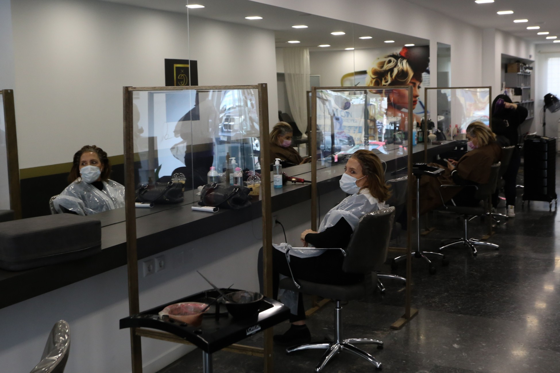 Κυβέρνηση: Δίνει σε κομμωτές και κουρείς την αποκλειστικότητα στην πώληση ειδών κομμωτηρίου