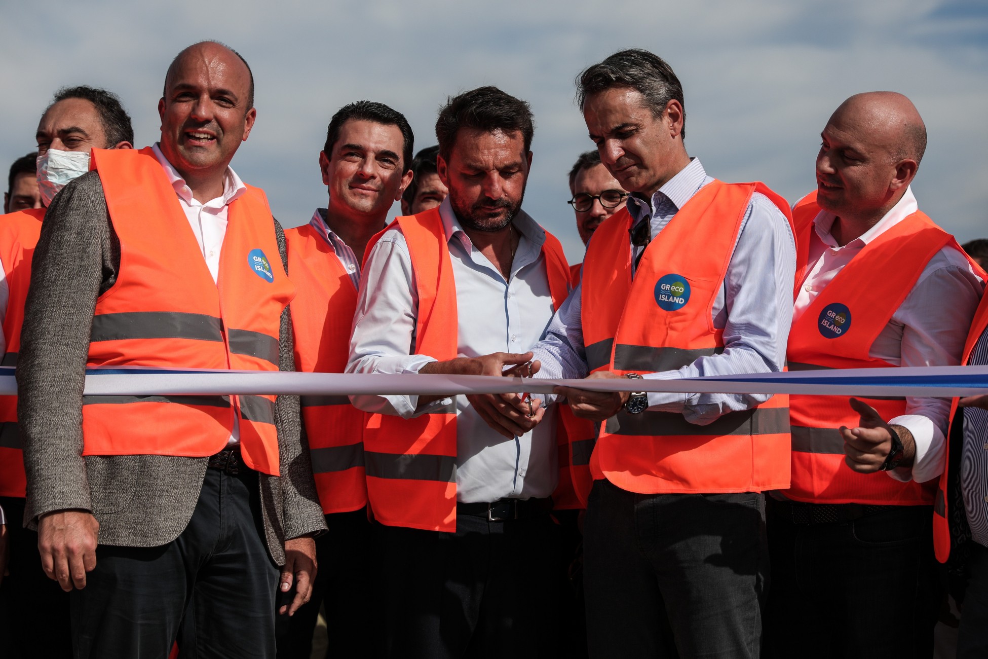 Μητσοτάκης από Χάλκη: Ανακοίνωσε τα έργα που θα μετατρέψουν το νησί σε «πράσινο» (pics)