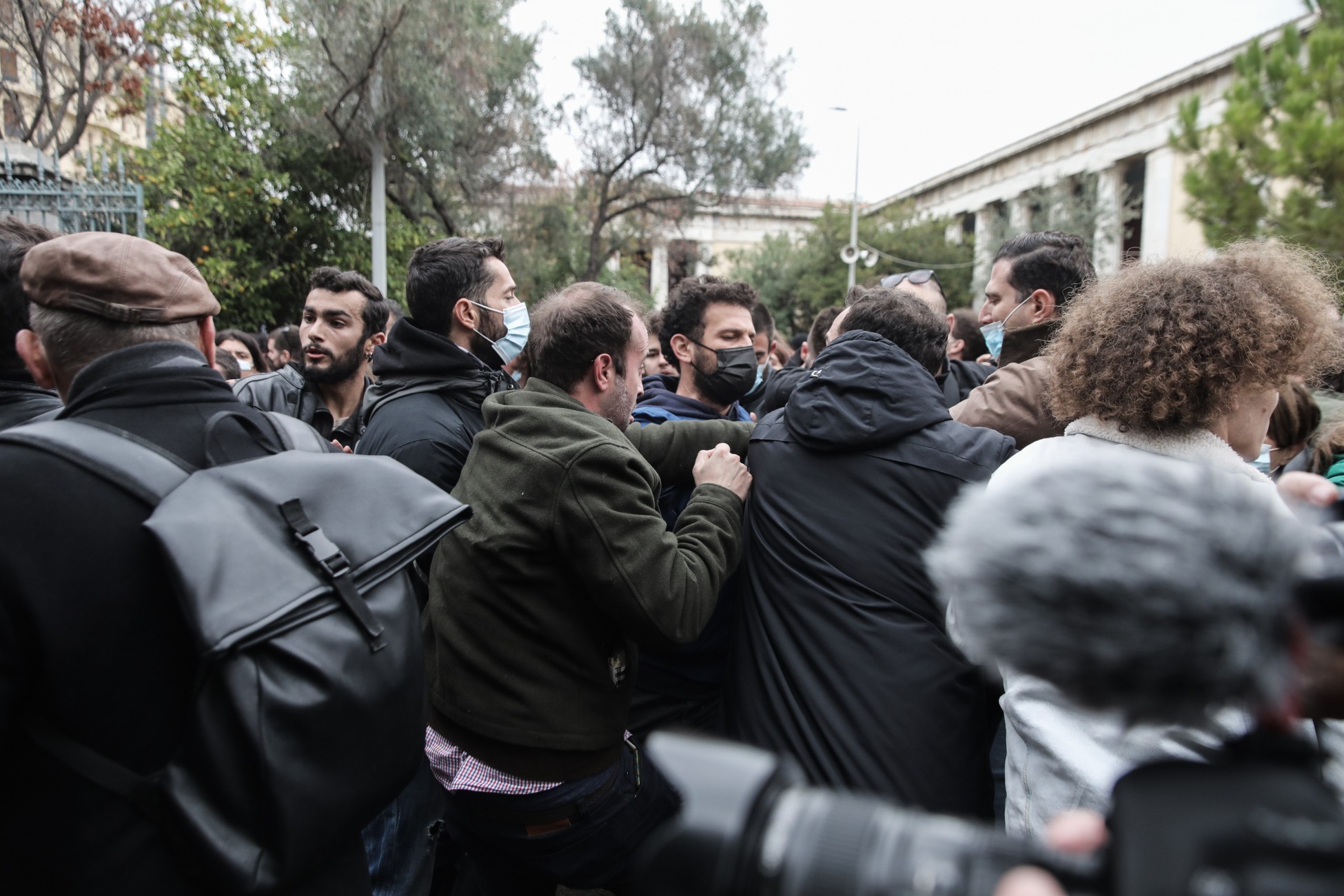 Ενταση και ξύλο έξω από το Πολυτεχνείο – «Αστακός» με 6.000 αστυνομικούς η Αθήνα