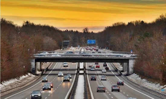 Autobahn: Γιατί οι Γερμανοί είναι υπέρ των ορίων ταχύτητας