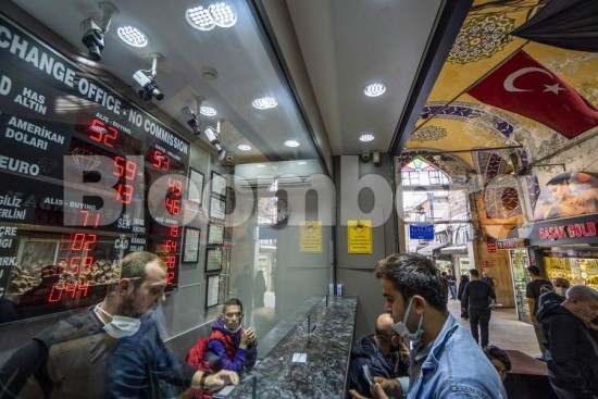 Τουρκία: Η λίρα παραπαίει και ο Ερντογάν ψάχνει σωτήρες