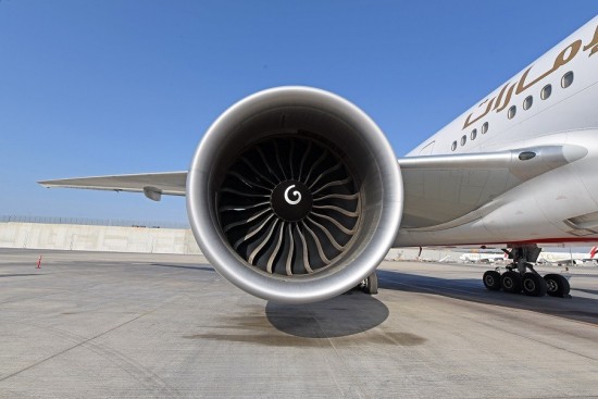 GE-Emirates: Τι δείχνει η συμφωνία τους για «πράσινα» αεροπορικά καύσιμα