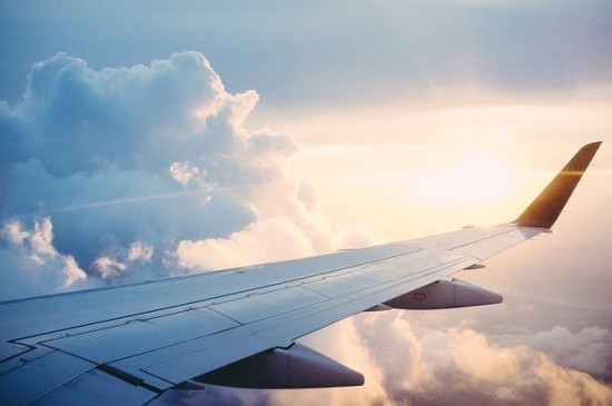 Οι πιο περίεργες αεροπορικές εταιρείες – «Καυτά» σορτσάκια, Βίβλος στο κάθισμα και… κάπνισμα στην καμπίνα