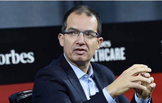 Μπανσέλ (Moderna): Πολύ λιγότερο αποτελεσματικά τα εμβόλια στην «Όμικρον»