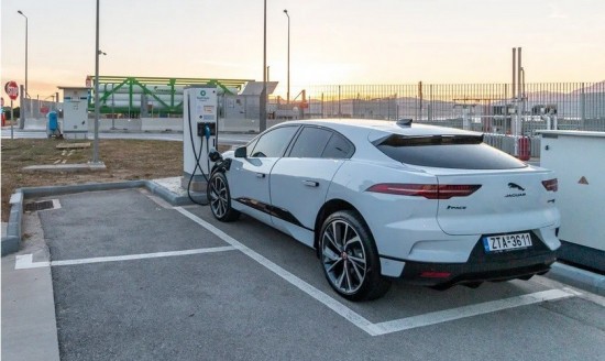 Φόρτιση με ρεύμα στην εθνική οδό: Ηλεκτροσόκ η χρέωσή του