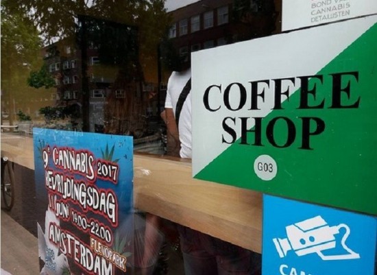Άμστερνταμ: Γιατί θέλει να απαγορεύσει την είσοδο για τουρίστες στα coffee shops