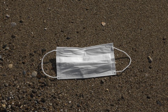 Μελέτη: Περισσότεροι από 25 χιλιάδες τόνοι με σκουπίδια Covid στους ωκεανούς