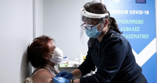 Εμβολιασμοί: Τριπλασιάστηκαν τα ραντεβού για την τρίτη δόση