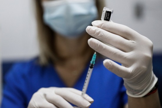 Pfizer – BioNTech: Σε δοκιμές το νέο εμβόλιο για την υποπαραλλαγή Όμικρον