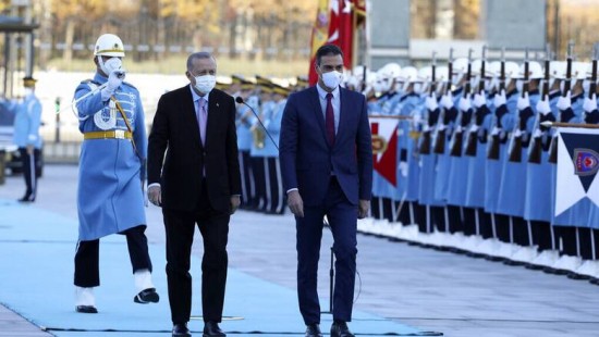 Τουρκία: Η συμμαχία Ερντογάν – Σάντσεθ κόντρα στην ελληνογαλλική αμυντική συμφωνία