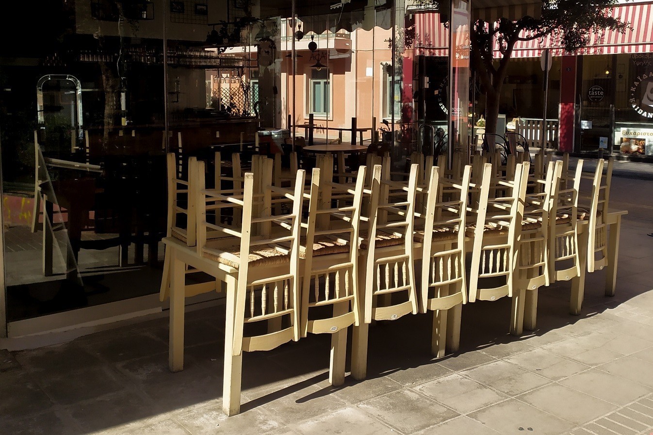 ΕΕΚΕ: Τι πρέπει να αναγράφεται σε τιμοκαταλόγους των καταστημάτων μαζικής εστίασης και αναψυχής