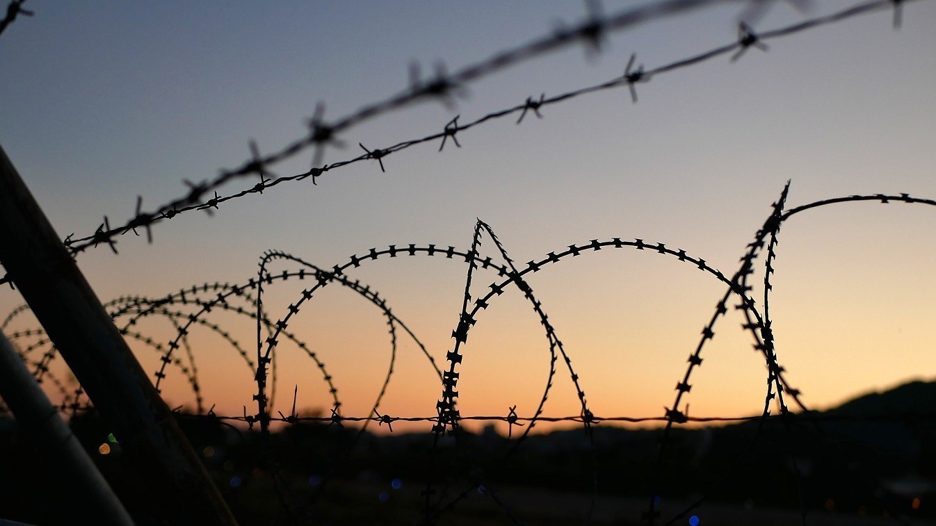 Spiegel: Για τη φύλαξη των συνόρων είναι απαραίτητοι οι φράχτες