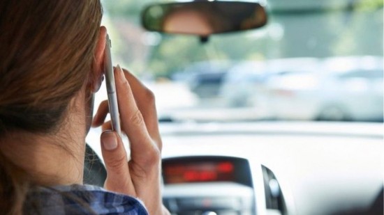 Κινητό και οδήγηση: Οι ποινές και τα πρόστιμα – Πότε επιτρέπεται η χρήση του