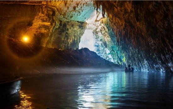 Τelegraph για Λιμνοσπήλαιο της Μελισσάνης: «Το απόκοσμο θαύμα που ήταν κρυμμένο για χιλιάδες χρόνια»