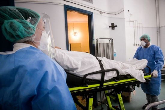 Παρέμβαση εισαγγελέα για τον επόπτη που συμβούλεψε την 51χρονη να μην διασωληνωθεί