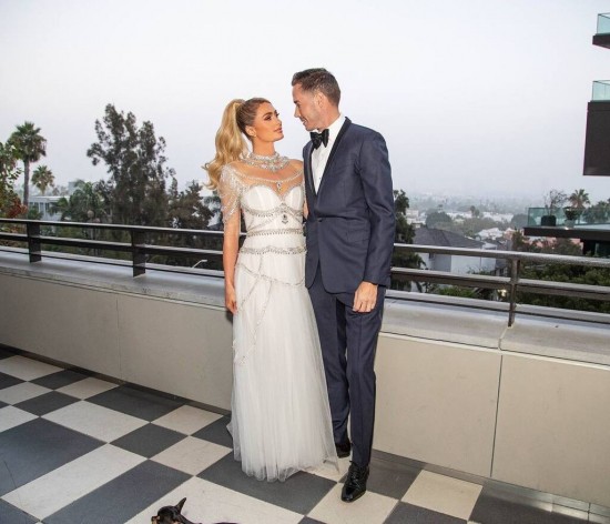 Πάρις Χίλτον: Ποιον παντρεύτηκε η χρυσή κληρονόμος – Τριήμεροι εορτασμοί στη θρυλική βίλα του παππoύ της