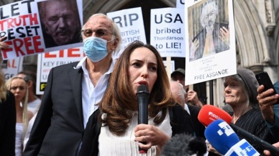 Οι αρχές της Βρετανίας επιτρέπουν εντέλει στον Τζούλιαν Ασάνζ να παντρευτεί τη σύντροφό του στη φυλακή