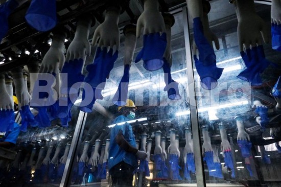 Η «Όμικρον» οδηγεί ξανά σε ράλι τους κορυφαίους κατασκευαστές γαντιών