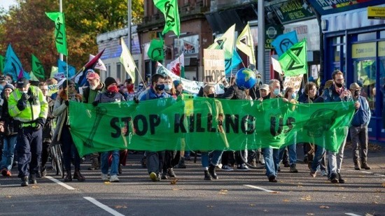 COP26: «Αρκετά με το μπλα μπλα» – Νέοι διαδηλώνουν στη Γλασκώβη για το κλίμα