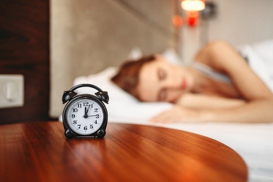 Πόσες ώρες είναι ο «ιδανικός» ύπνος για έναν μεσήλικα; Οι επιστήμονες απαντούν