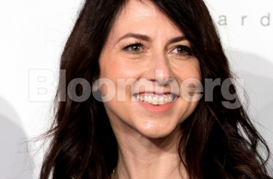 Το μυστικό της Μακένζι Σκοτ: Τι αλλάζει η πρώην σύζυγος του Μπέζος