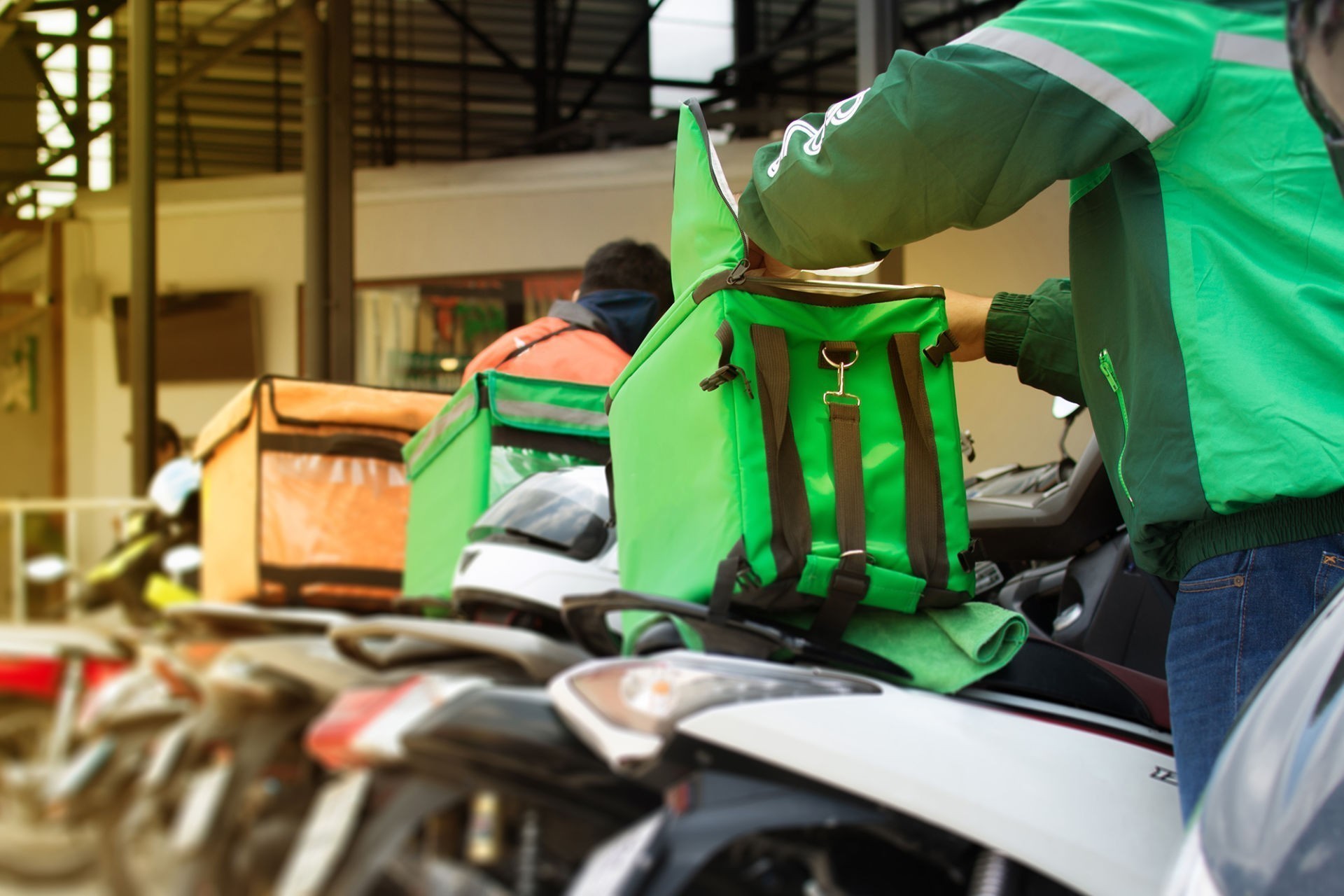 Γρήγορο delivery: Τι σημαίνει για τα σούπερ μάρκετ, το πορτοφόλι μας και τον πλανήτη;