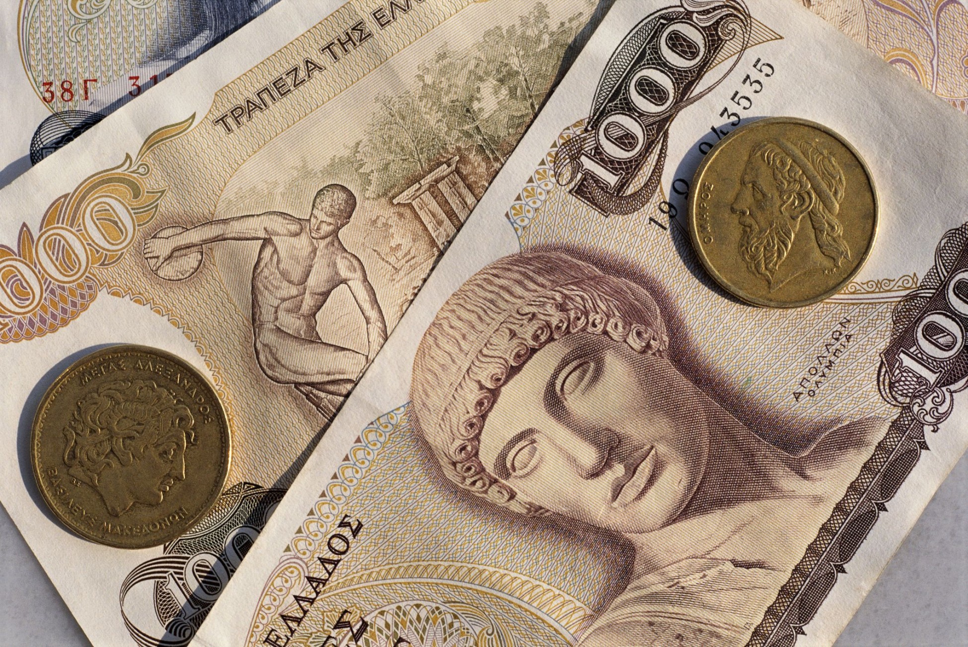 Δύο 10ετίες με ευρώ – Πόσα δισ. παλιών νομισμάτων παραμένουν στα στρώματα