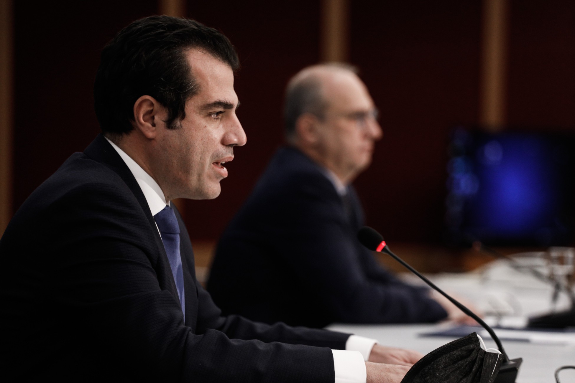 Νέα μέτρα για την «Όμικρον»: Υποχρεωτική η χρήση μάσκας παντού – Ισχυρή σύσταση για test (vid)