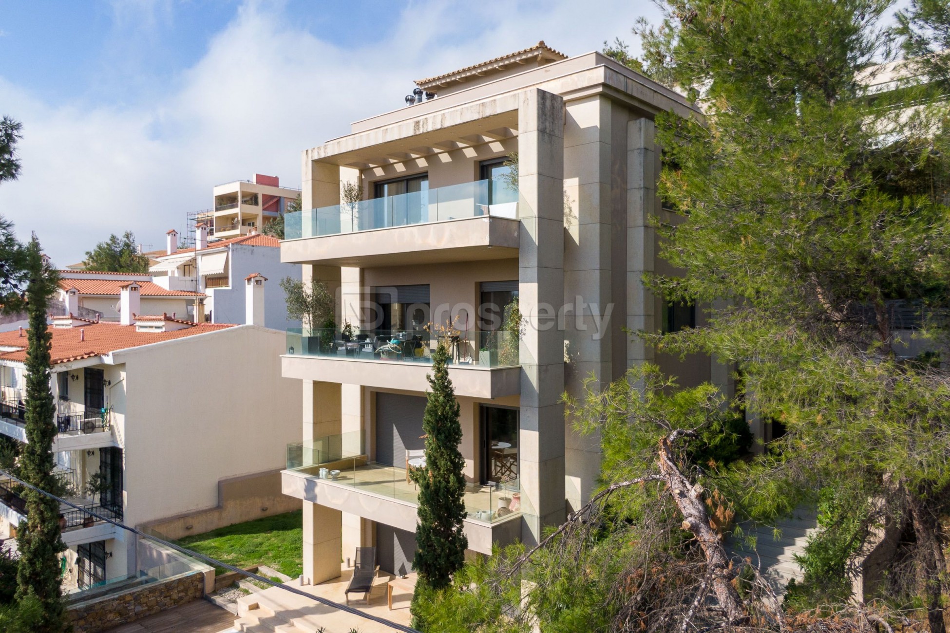 Τρία ακίνητα αξιώσεων στην Κηφισιά – Τα δύο προς πλειστηριασμό και ένα προς πώληση