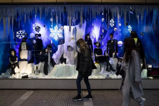 Eορταστικό ωράριο καταστημάτων – Tι ώρα κλείνουν σήμερα