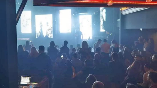 Πανικός σε κλαμπ στο Γκάζι: Έτρεχαν να κρυφτούν στο πατάρι γιατί είχαν πλαστά πιστοποιητικά