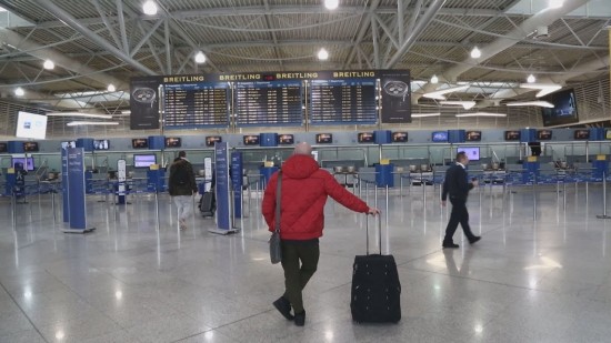 Η «Όμικρον» ρίχνει στο 54% τις πληρότητες στις αεροπορικές και 20% την επιβατική κίνηση στα αεροδρόμια