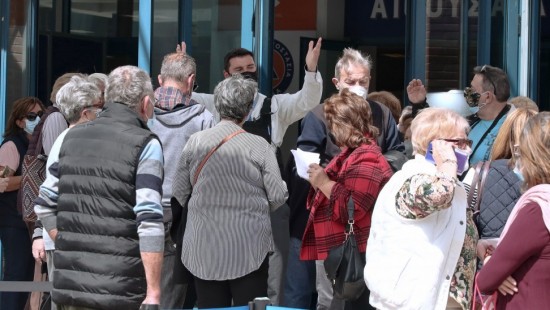 Εμβολιασμοί: Επταπλασιάστηκαν τα ραντεβού σε 24 ώρες