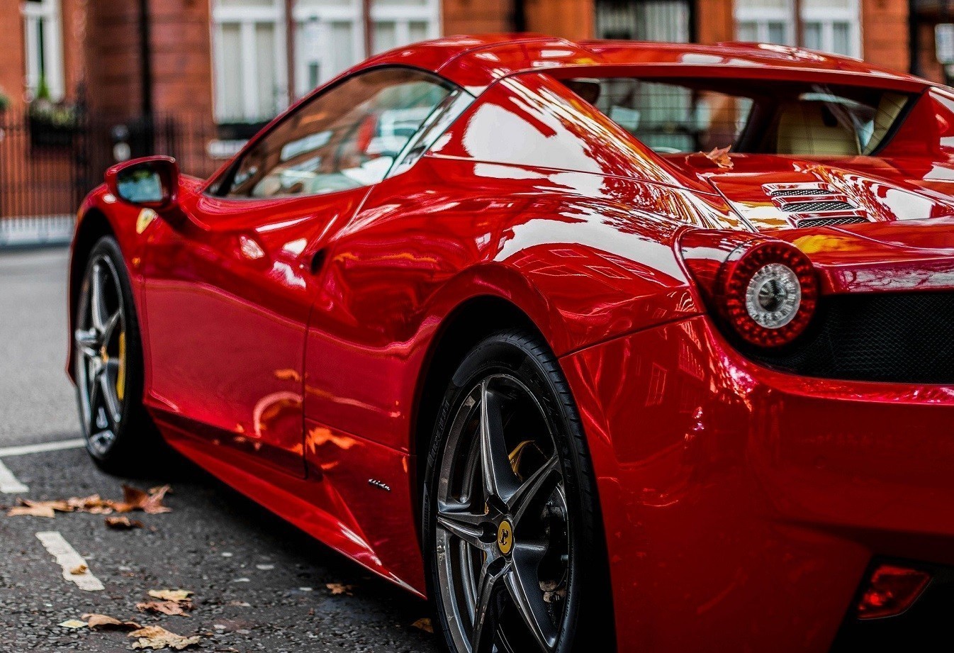 Αυξάνονται οι διάσημοι που απαγορεύεται να αγοράσουν Ferrari