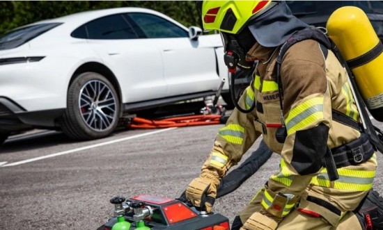 Ηλεκτρικό αυτοκίνητο: Αυτός είναι ο τρόπος αντιμετώπισης εάν πάρει φωτιά