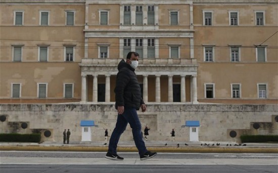 Στον κλοιό της μετάλλαξης Όμικρον η Ευρώπη – Σε δύο φάσεις το σχέδιο άμυνας της Αθήνας