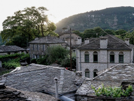 Οι Έλληνες ακυρώνουν το εξωτερικό και… παίρνουν τα βουνά