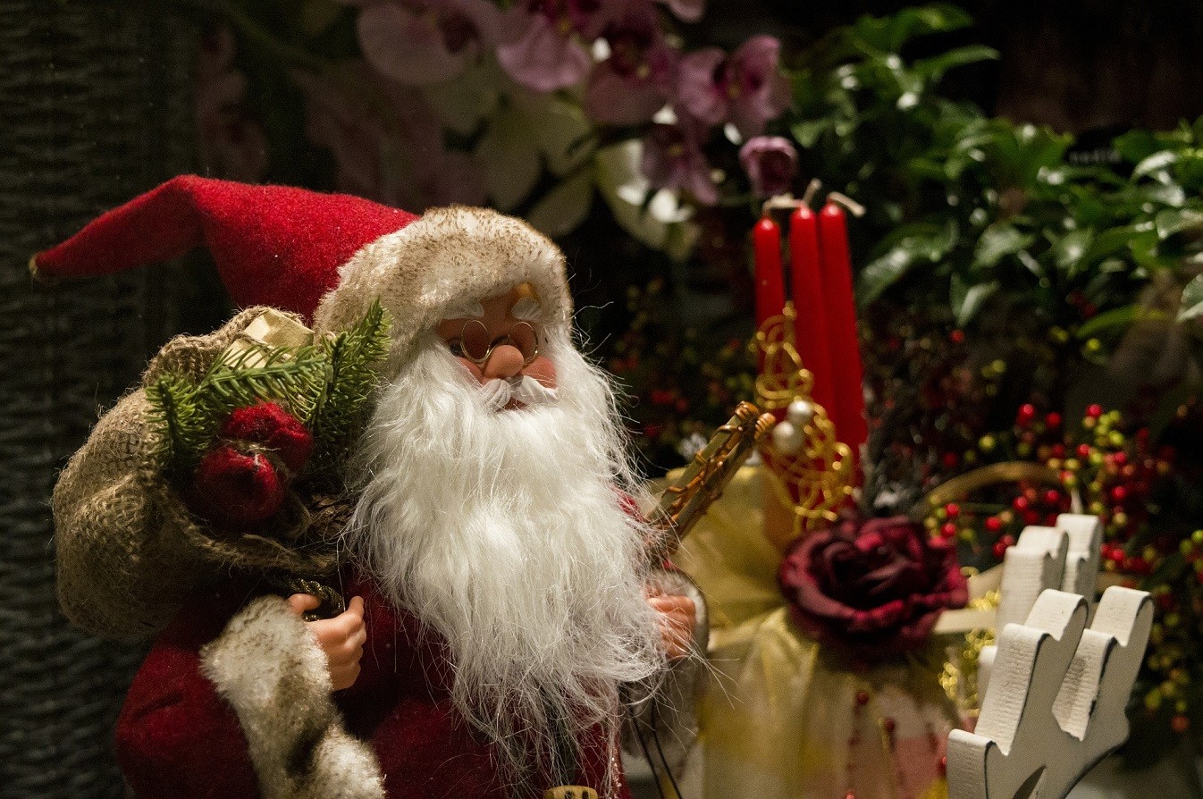 H ώρα της αποκάλυψης: Ένας επίσκοπος ξεμπρόστιασε το σετ «Άγιος Βασίλης και Coca-Cola»