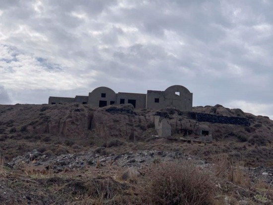 Στο σφυρί ένα «μυστικό» υπόσκαφο της Σαντορίνης (pics)