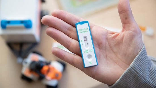 Εμβόλια, self test και μάσκες: Τρία όπλα στον αγώνα κατά του κορωνοϊού