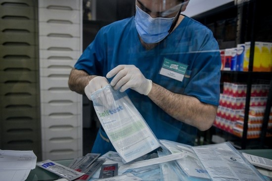 Αρχίζει η διάθεση των δωρεάν self test σε εμβολιασμένους και ανεμβολίαστους